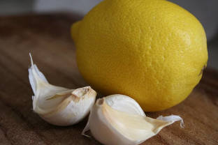 Česnek-citronová-tinktura-vynikající pomocník v léčbě-křečových-rozšíření žíly